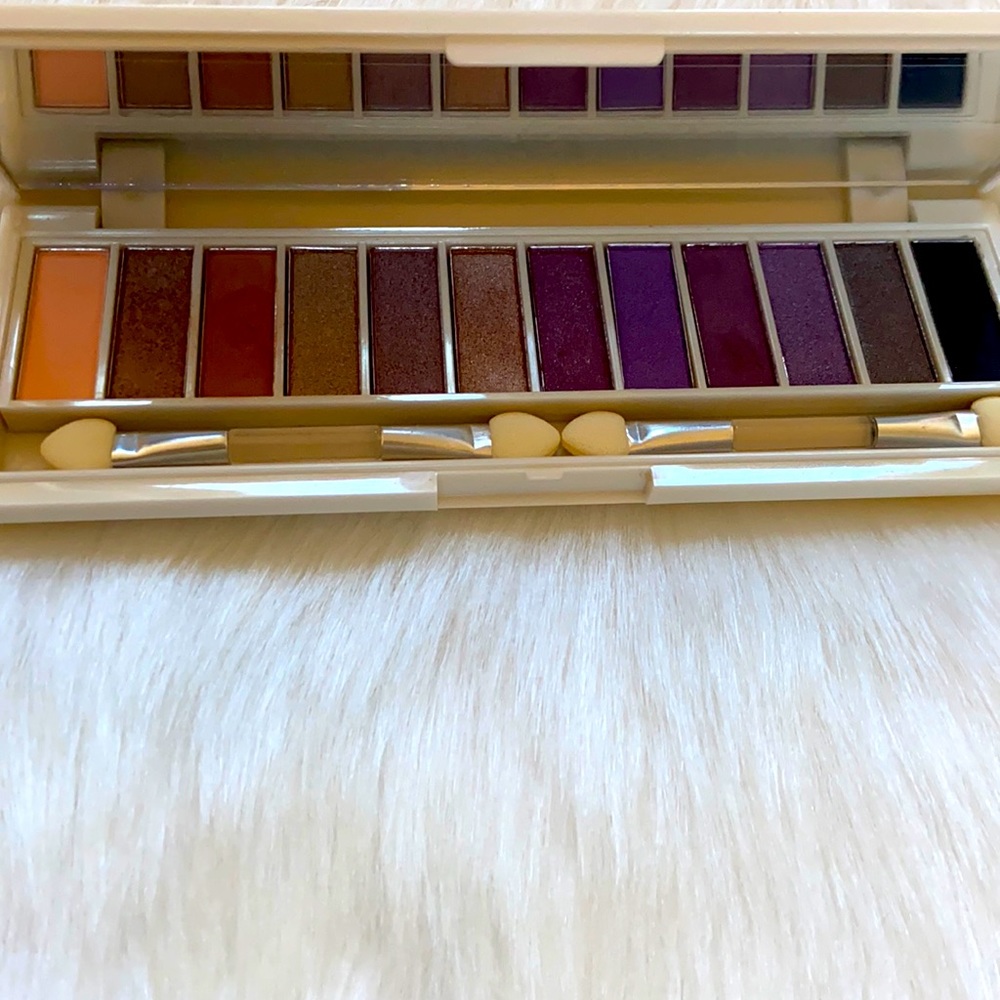 Enhancing eyes 12 color eyeshadow palette